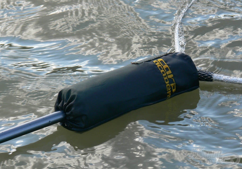 A merítőhálót fenntartja a vízen a lebegő szivacs, amely megkönnyíti a vízben álló horgász dolgát a szákolás során