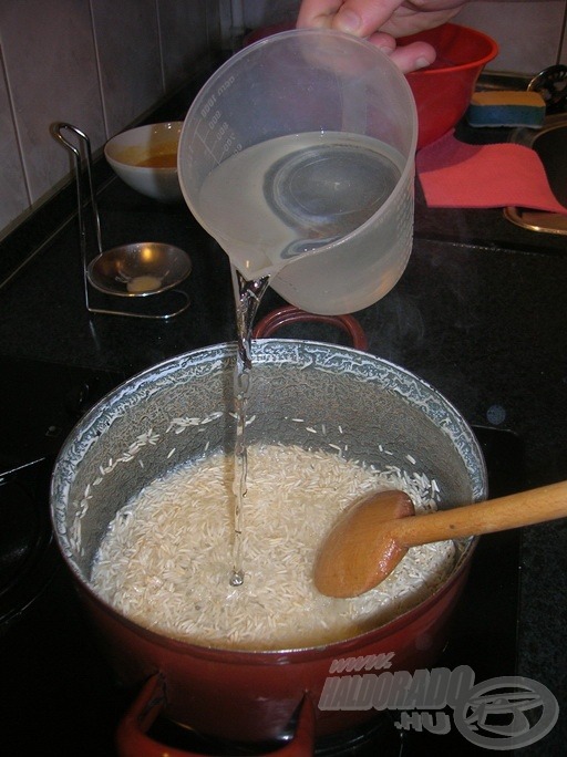 A kimért mennyiség kétszeresének megfelelő forró vizet adjunk a rizshez