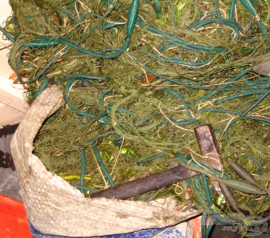 Orvhalász által készségesen átadott 100 méter vizes háló. Természetesen „épp most találta” és éppen haza akarta vinni, hogy aztán értesíthesse a halőröket
