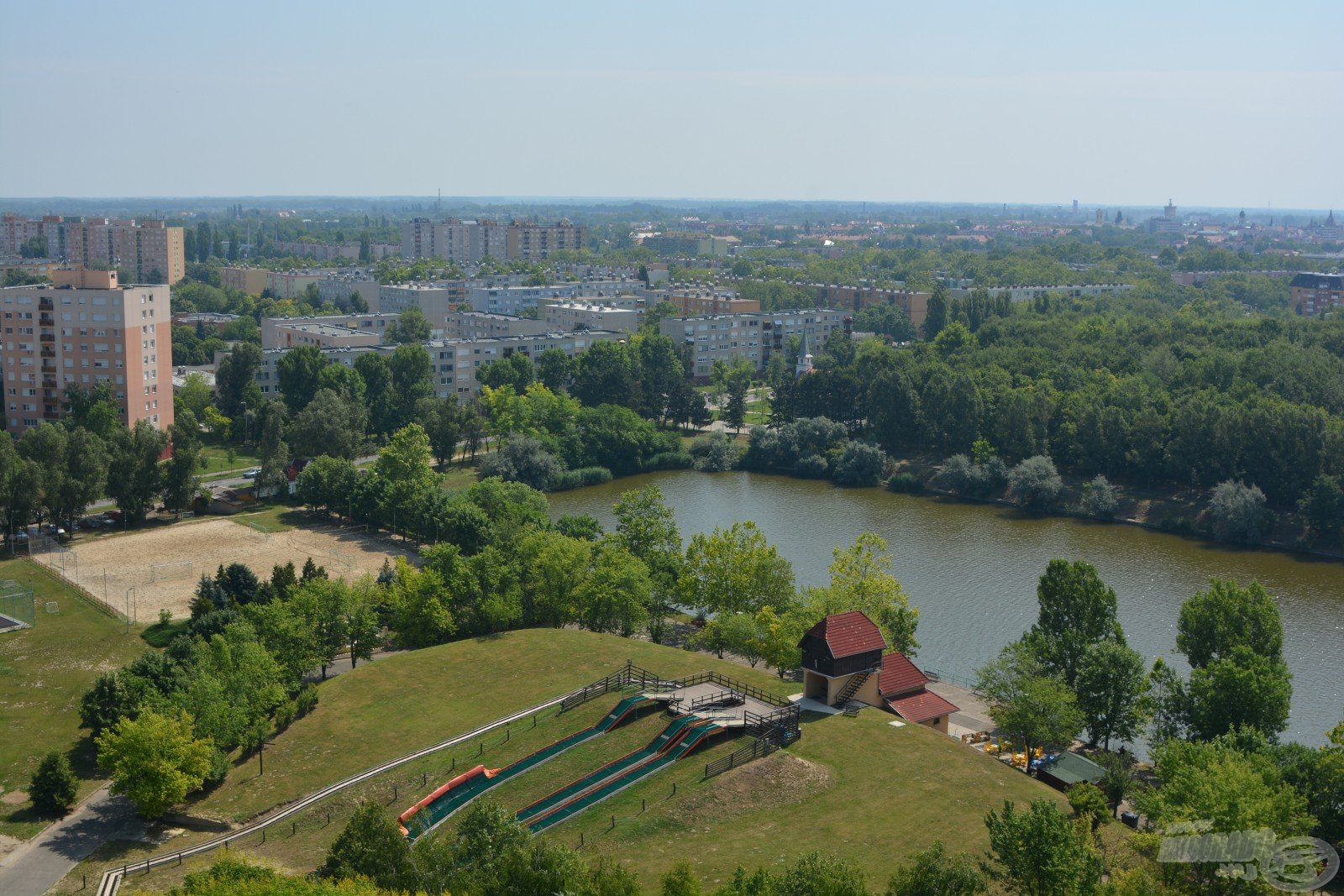 Íme, a Kecskeméti-záportározó, amely a város peremén található (forrás: https://www.szabadidokozpont-kecskemet.hu/