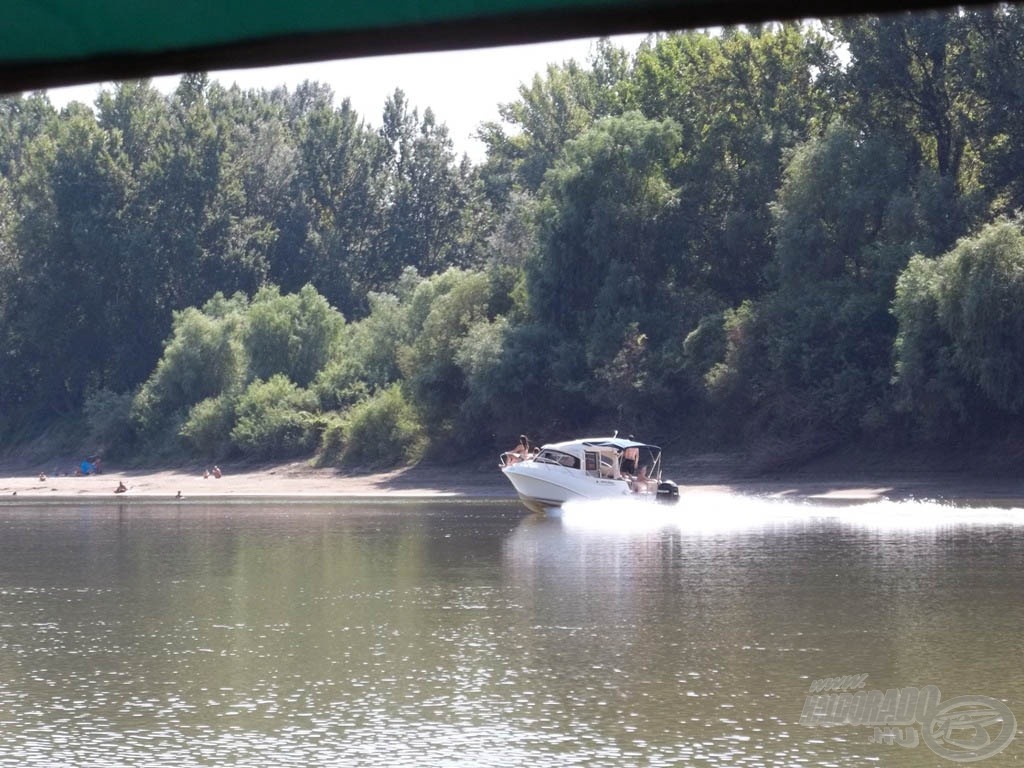 Hacsak az aranyifjak lajstromjel nélküli hajóival…