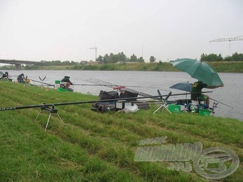 Akkor is horgásztak, amikor az erős szélben az ernyőt is tartani kellett…