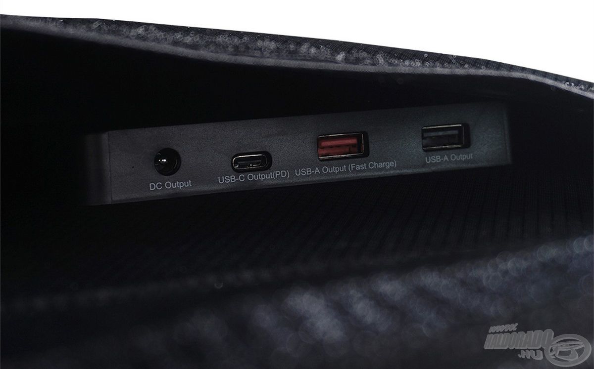 USB-A és USB-C portokkal, kompakt összecsukható kialakítással