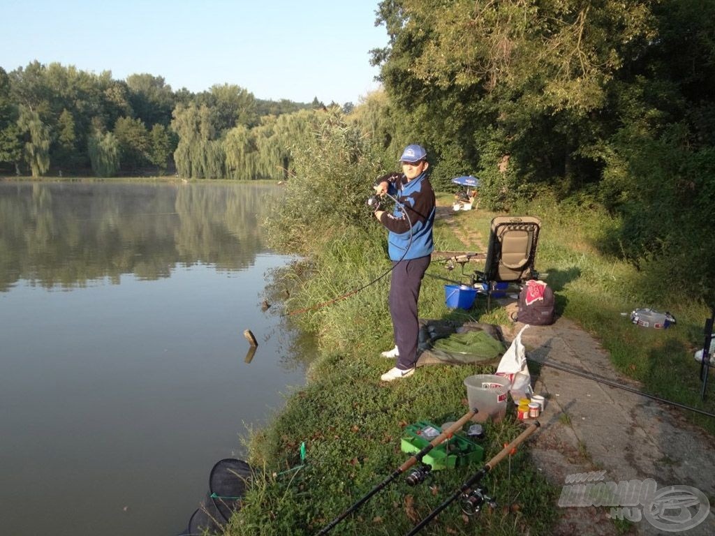 A kezemben lévő bot 3,9 m-es Royal Carp, a nap sajnos a szemembe sütött, ezért kicsit „savanyú” az arcom, de a görbületi ív sokkal érdekesebb :)