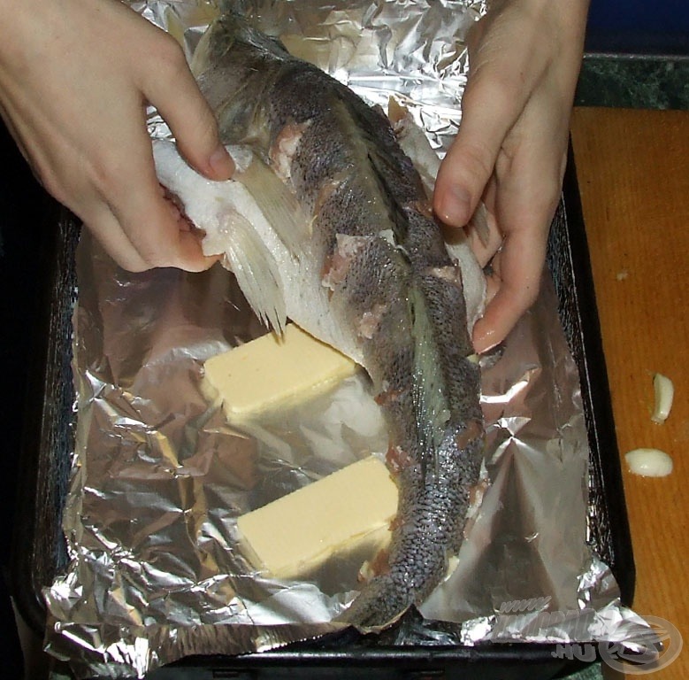 Behelyezéskor a halat felbontott hasüregénél kissé nyissuk szét, ez segít abban, hogy a gerinc melletti vastagabb hús is jól, egyenletesen átsüljön