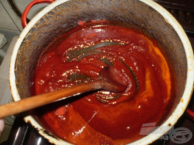 Közben kérjünk meg valakit, hogy segítsen az őrölt paprika színét zsírban kioldani