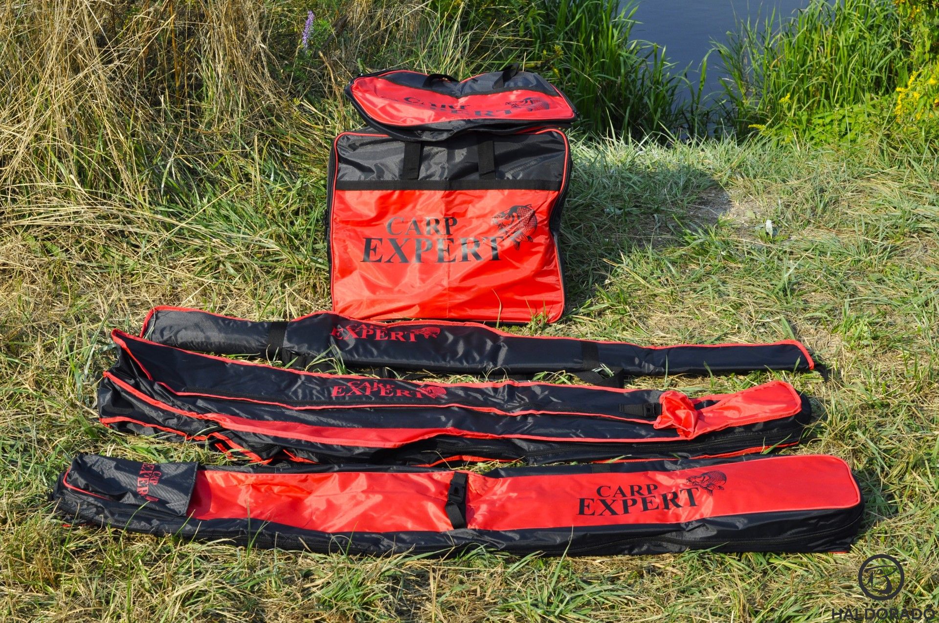 A márkára jellemző, jól megszokott vörös-fekete egységes dizájn és strapabíró, erős vízlepergető anyag jellemzi a teljes ADVENTURE szériát