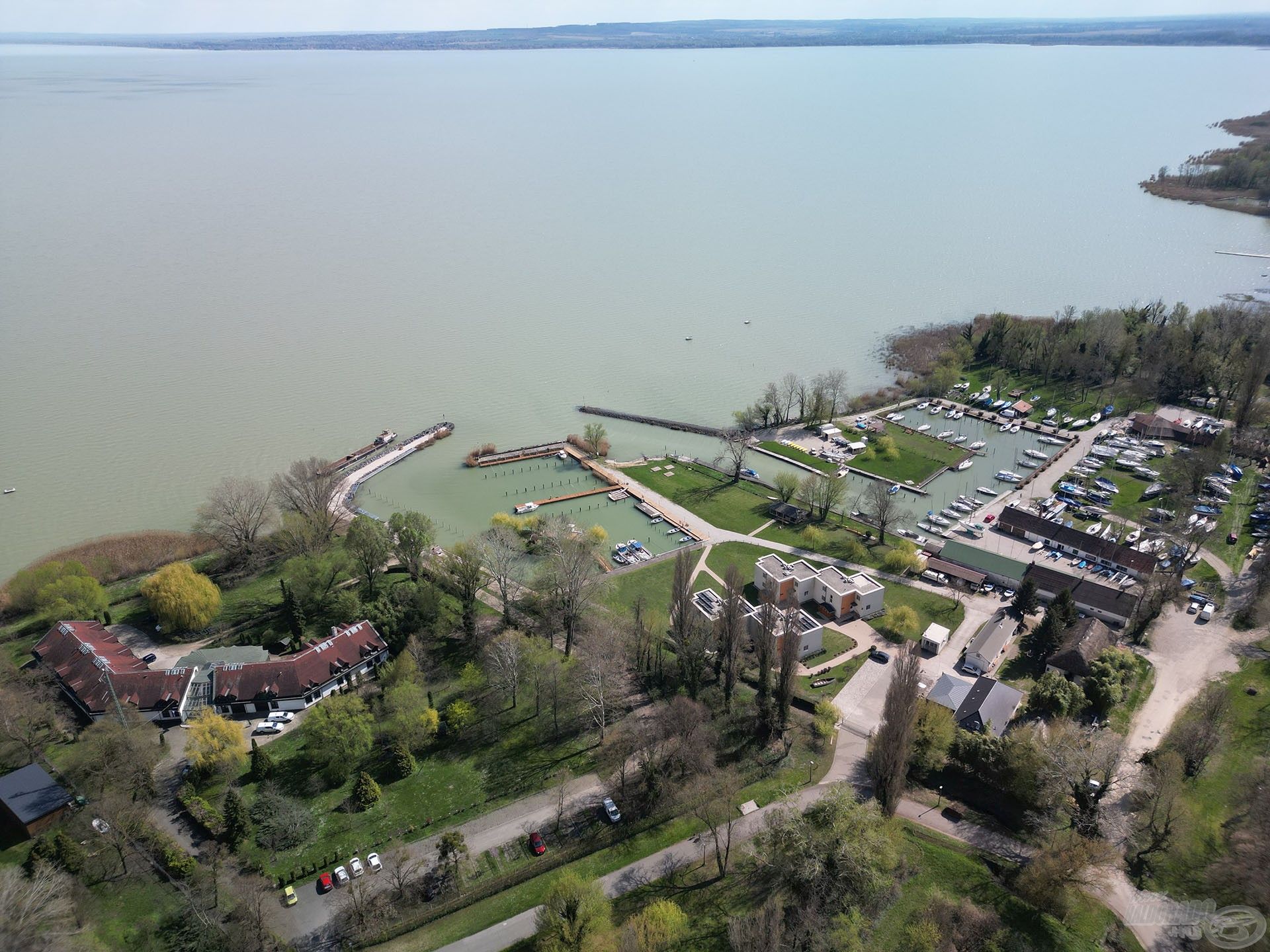 Keszthely a Balaton nyugati medencéjének legszélén található település. Hatalmas vízterület tárul elénk itt