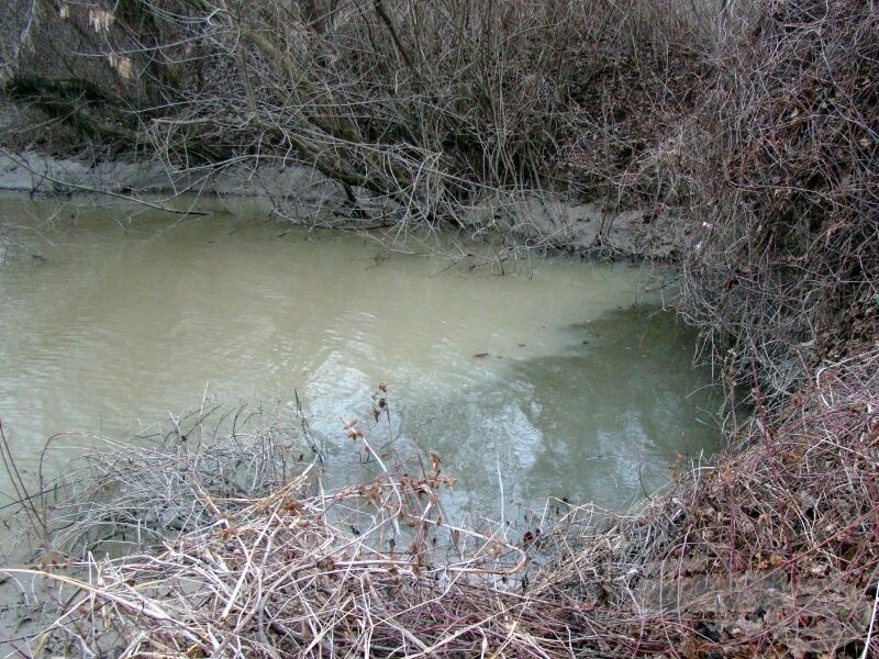 A csatornába befolyó Tisza vize annyira zavaros, hogy szinte el sem keveredik a tiszta vízzel