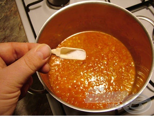 Öntsük fel vízzel a fonnyasztott hagymát és sózzuk meg a levet