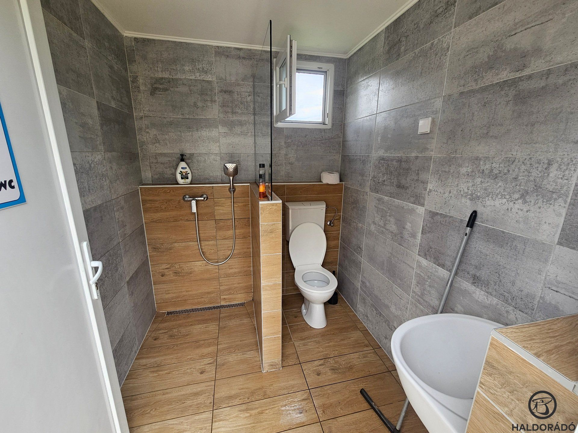 … a vizes helyiséghez WC is tartozik. Prémiumkörülmények ebben is