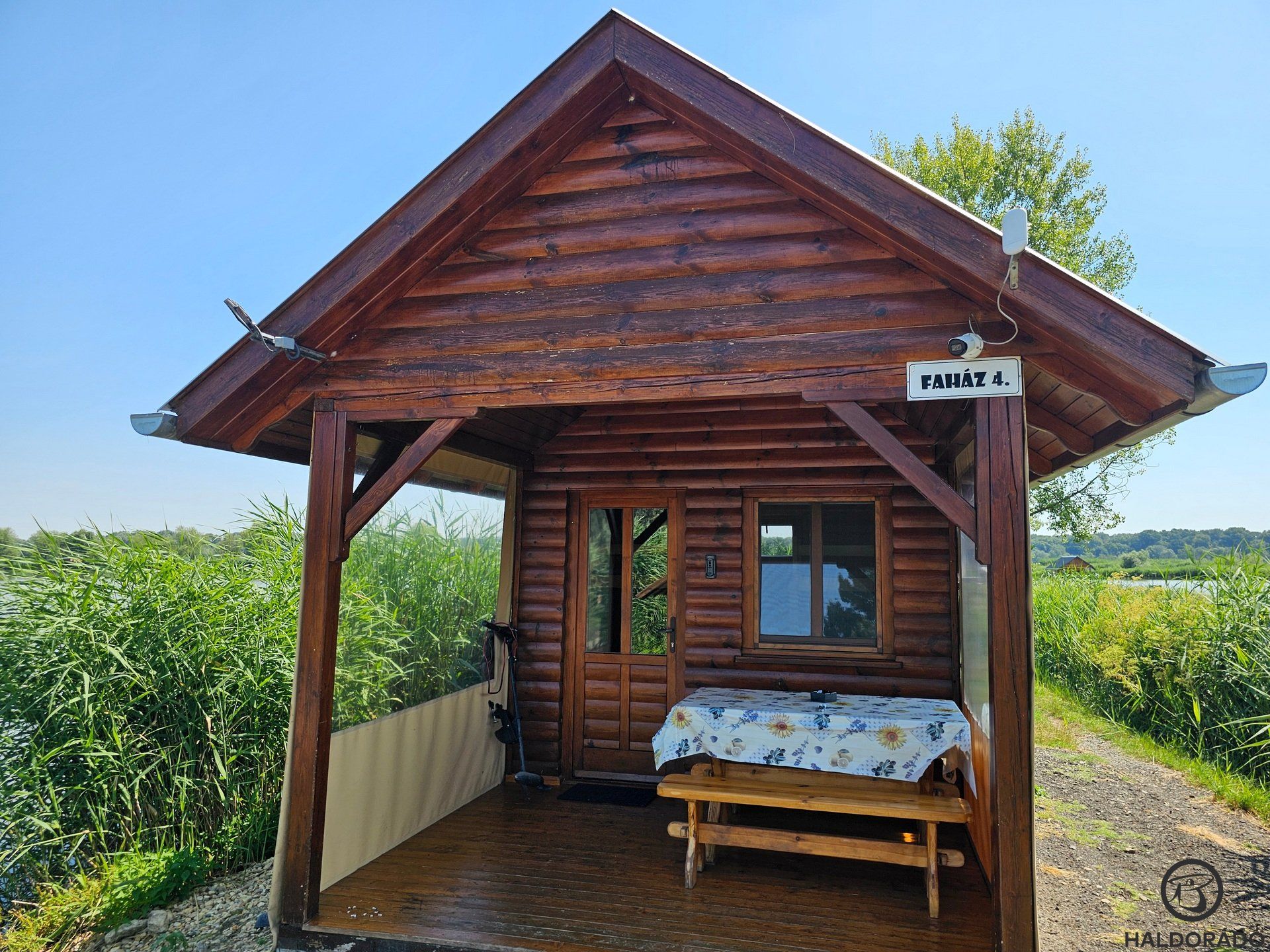 Alkalmi szállásunk a következő 4 napra ez a takaros kis faház volt