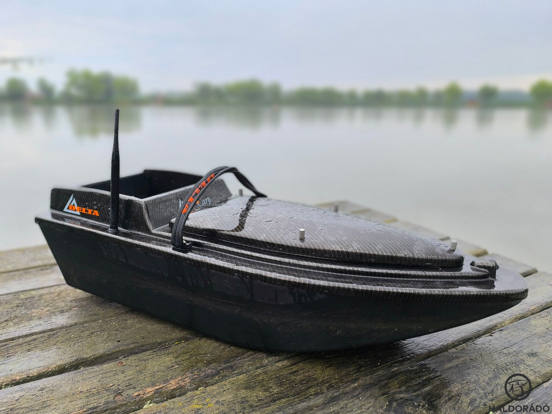 Az idei évtől a tavon etetőhajó használata is lehetséges. Óriási segítség ez az ideérkező horgászoknak