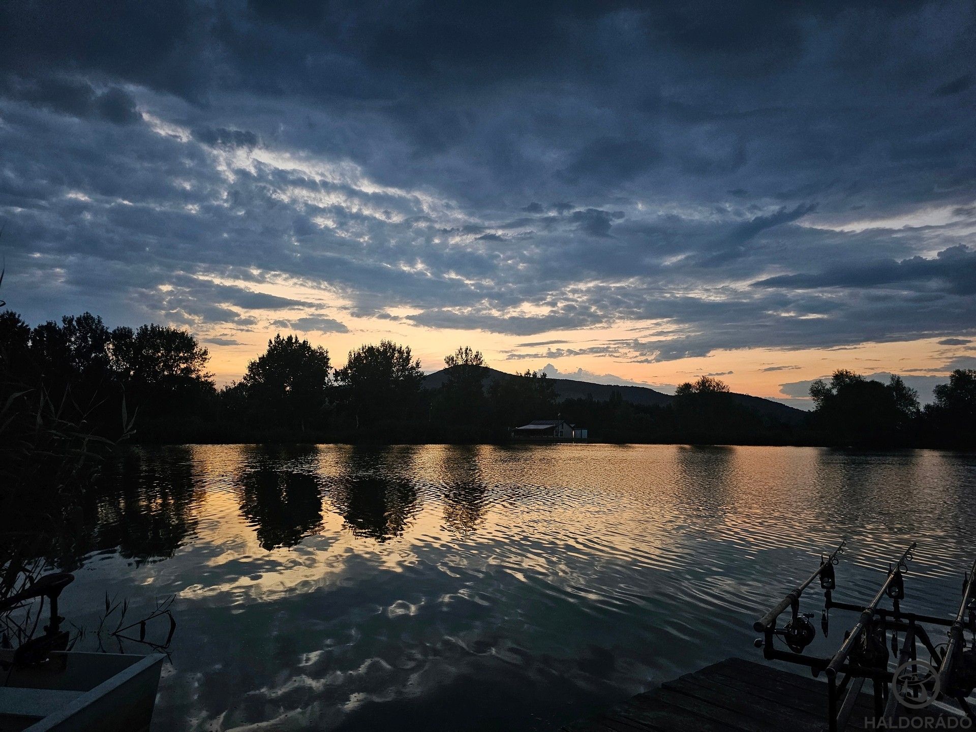 Művészi fotó a borongós esténkről, háttérben a tokaji heggyel