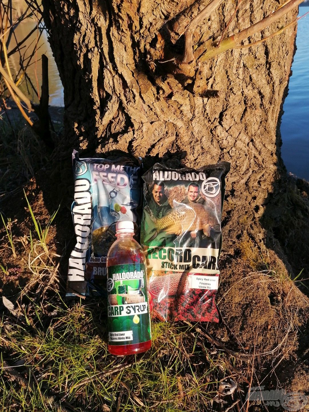 Top Method Feeder és Record Carp Stick Mix + Carp Syrup Fűszeres Vörös Májas változatban, az egyik kiválasztott keverék