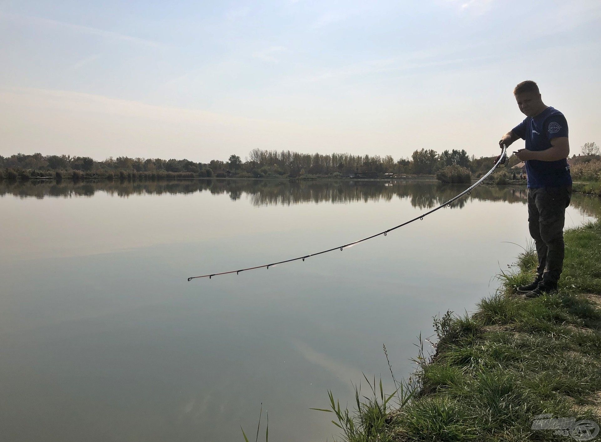 A reggeli órákban szinte minden dobásom pontykapással végződött. A By Döme TF Master Carp Pro feederbotjaim méltó ellenfelei voltak a Millér Horgásztó harcos pontyainak