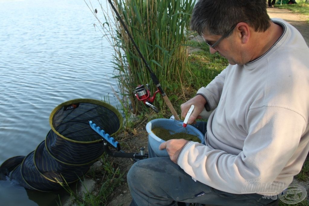 A megfelelő állagú etetőanyag a sikeres horgászat egyik alappillére