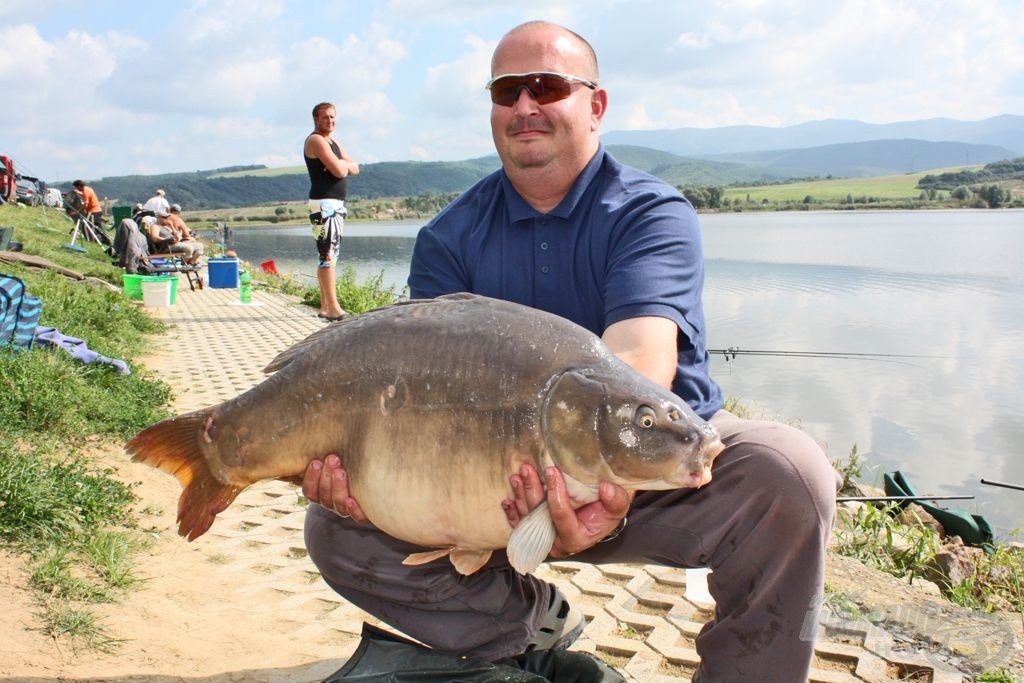 Hajdú László is fogott egy gyönyörű, 14 kg feletti pontyot