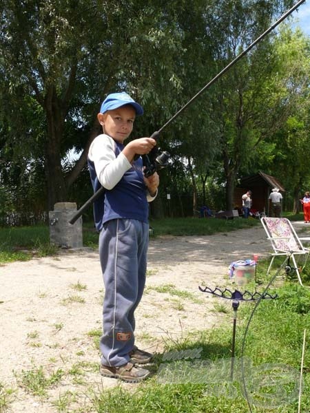 Bakó Petike ezúttal is megmutatta veleszületett horgásztudását. Felnőtteket megszégyenítő ügyességgel fogja halait. Ez a kisrác még sokra viszi!