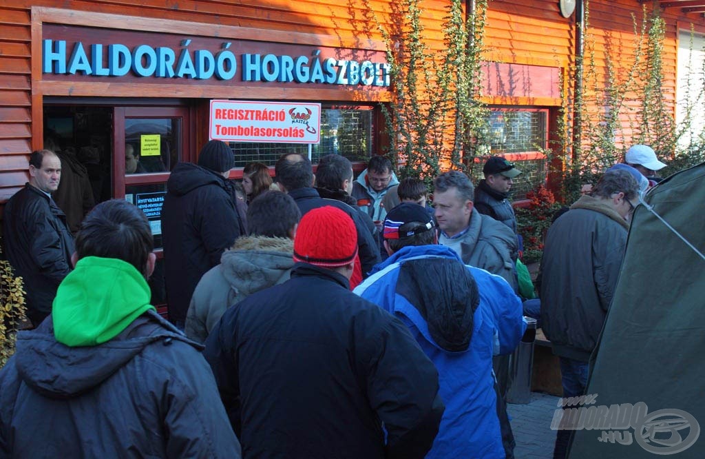 A Haldorádó Centrumba érkezők legelőször a regisztrációs lapokat tölthették ki…