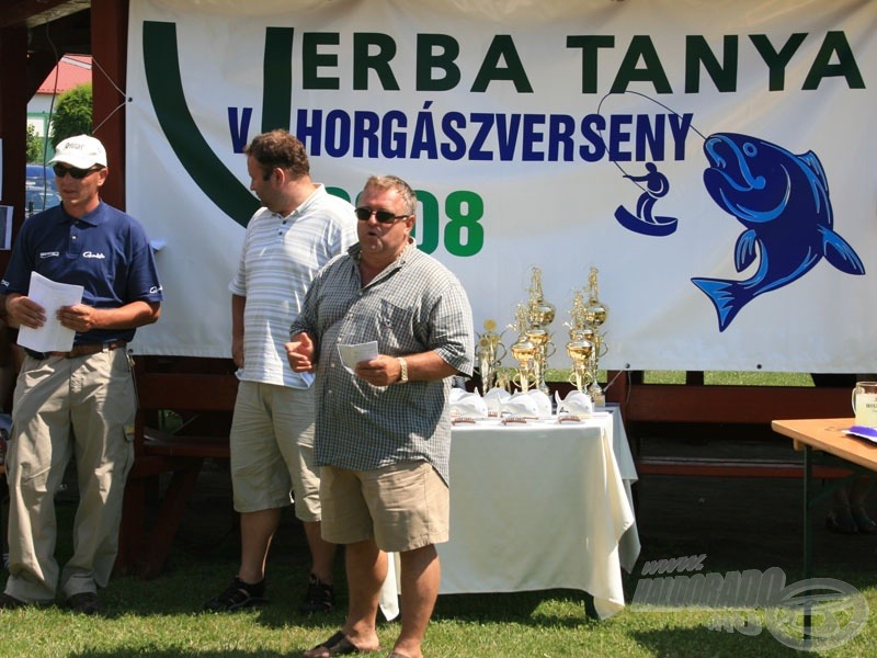Verba Sándor, a tógazda és Csorba Csaba, a Halcatraz Kft. ügyvezetője adta át az értékes díjakat, kupákat