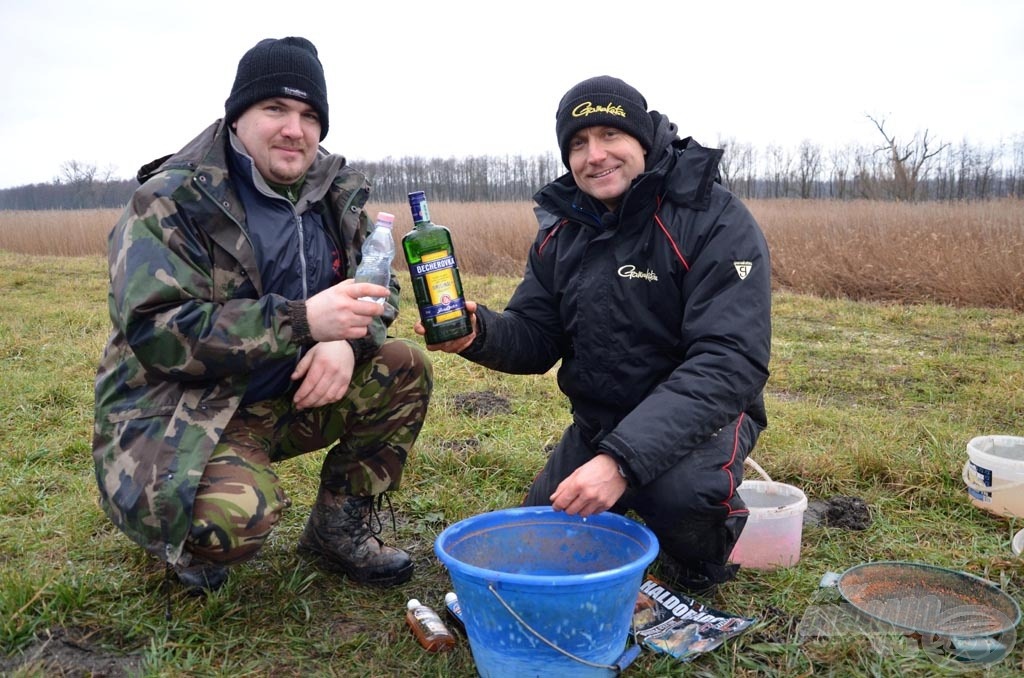 Jelképesen koccintottunk a halak egészségére („kár”, hogy egyikünk sem fogyaszt alkoholt)