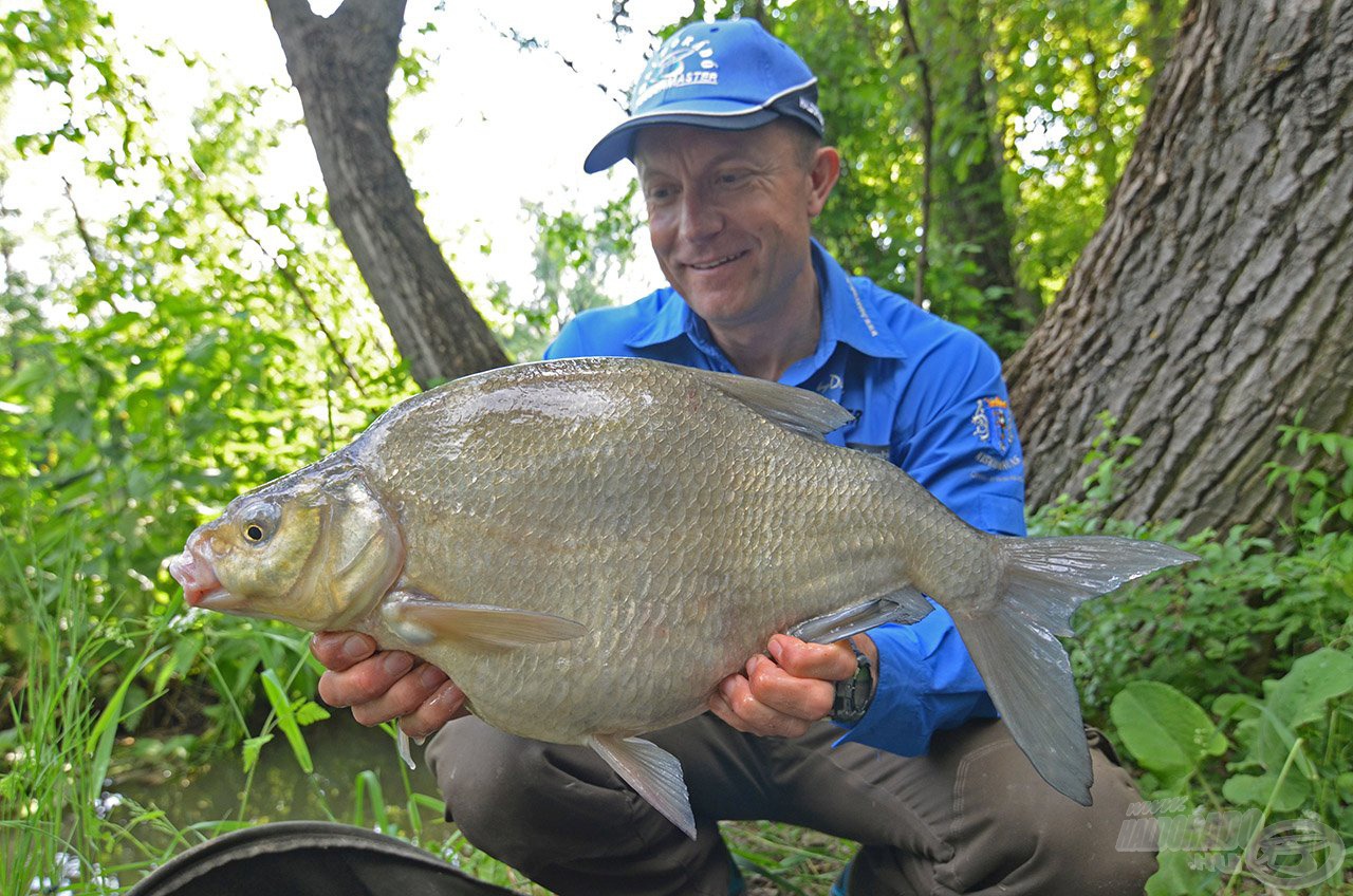 A nap folyamán 3 db 3-4 kg közötti súlyú dévérkeszeget és kettő kisebbet fogtam, az ikrások olyanok voltak, mint egy labda