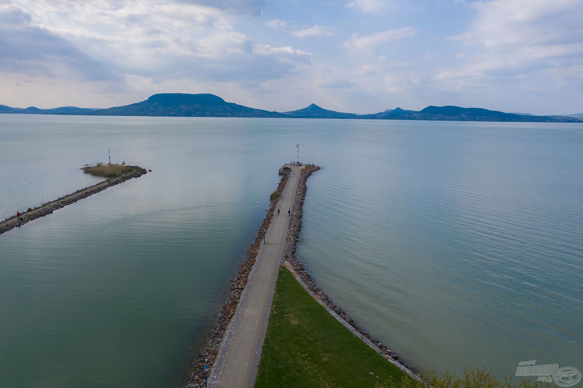 A híres Fonyódi móló végén ültem le, amely 500 méter hosszan nyúlik be a Balatonba. Ez a déli part egyik legígéretesebb horgászhelye