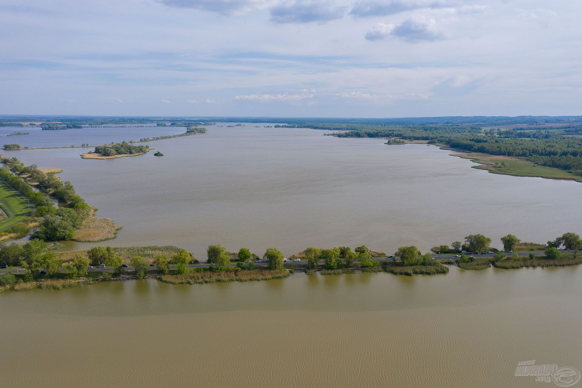 A Kis-Balaton hazánk egyik természeti csodája, igazi vadvízi rengeteg, egy „szépséghibája” van, hogy fokozottan védett természeti terület, így nagyon korlátozott a megközelíthetősége és a horgászhelyek száma