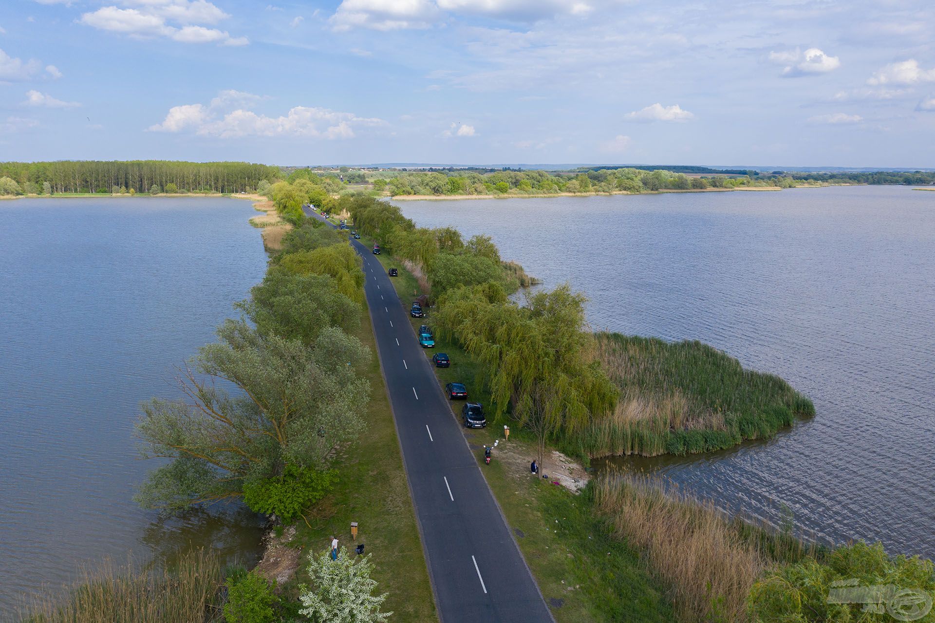 Az itt jelenleg elérhető horgászlehetőségek közül a Zalavár és Zalaszabar közötti (a Kis-Balatonon áthaladó) közút jobb és bal oldalán kialakított horgászhelyek közül választottam