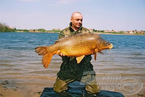 Predrag Šimšić világbajnok 22 kilogrammos ponttyal fényképezkedett a Cseppeli-tó partján