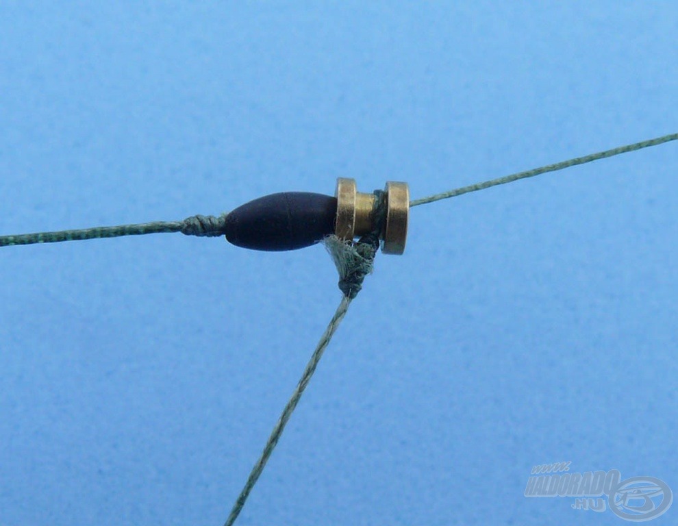 A rézbetétes csúszó úszórögzítőből „kihámozott” betétbe van kötve a kosár rögzítő szála