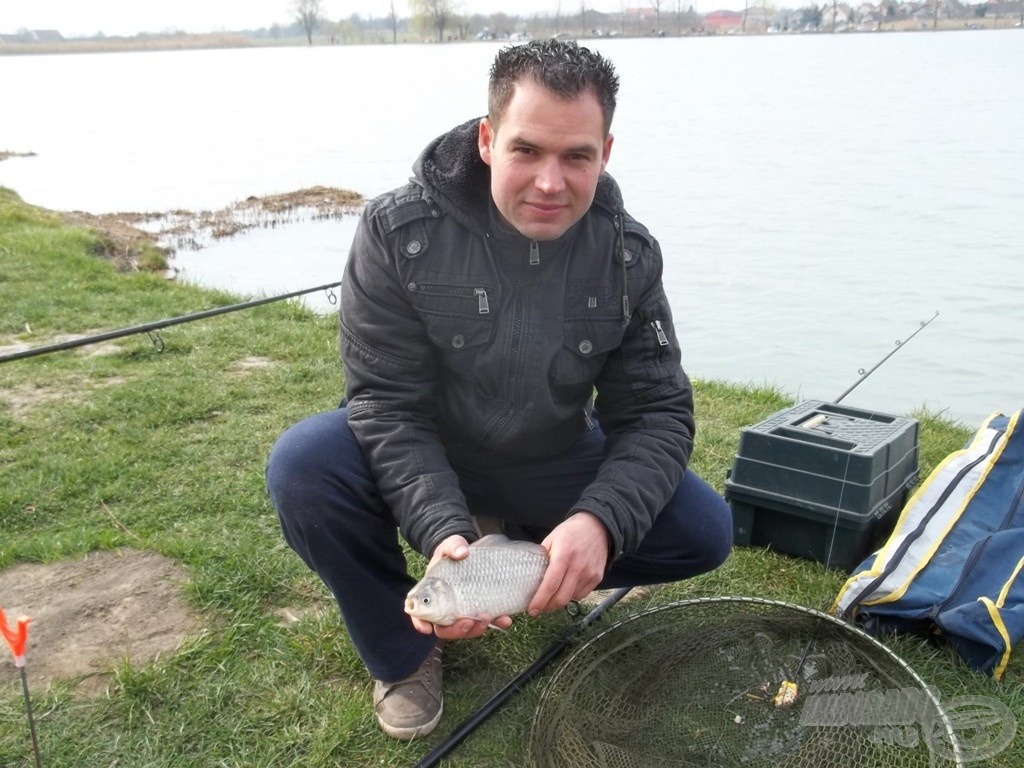 „Favágókgyöngye” Attila, a (meleg)burkoló és a találkozó elsőnek kikiáltott hala, egy tépett szájú kárász