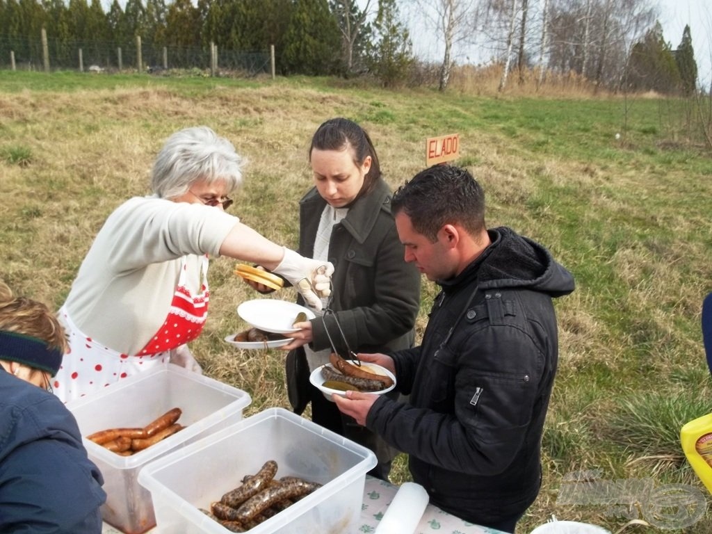 Ja, és hurkát és kenyeret és uborkát. Mi meg megettük