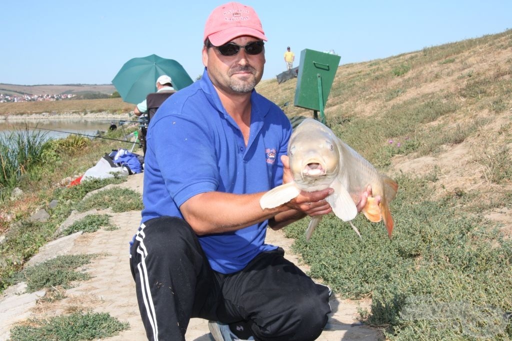 ... majd egy 9 kg feletti halat szákolt sikerrel