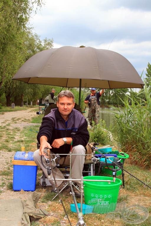 Gombás Gábor a pickerei mögött lesben várakozik