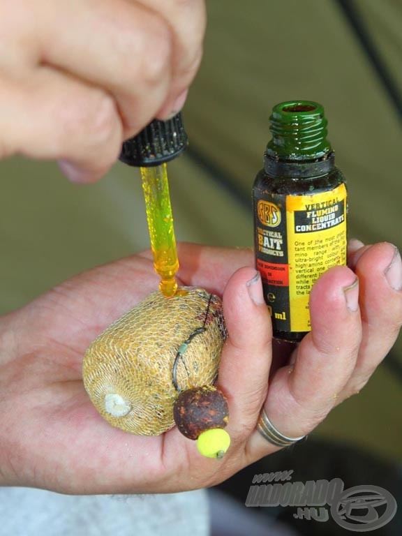 Utolsó lépésként néhány csepp Flumino Liquid Concentrate folyadékkal tesszük még vonzóbbá az etetőanyagot