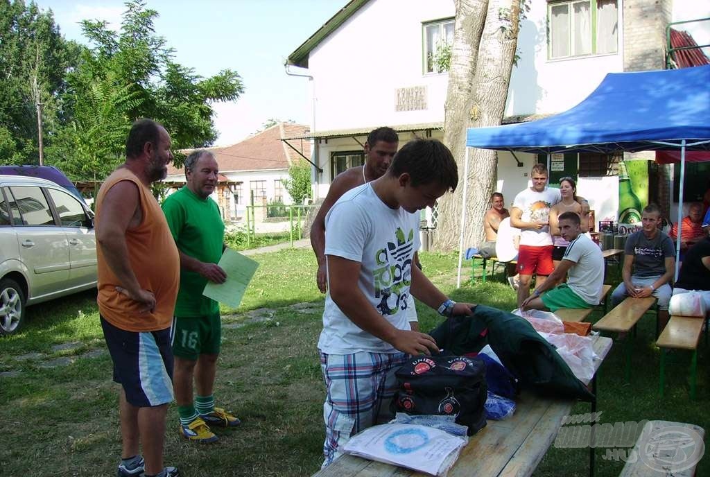 A szoros mérkőzések végeztével már csak a jutalom kiválasztása maradt hátra