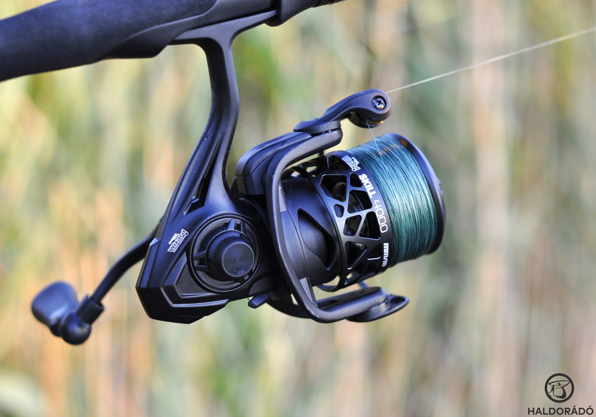 Feszes, könnyű, gyors, 5-28 gramm dobósúlyú kis pálcámon az árkategória leghalkabb, legsimább futású orsója, a WIZARD SKILL dolgozott, 4000-es méretben