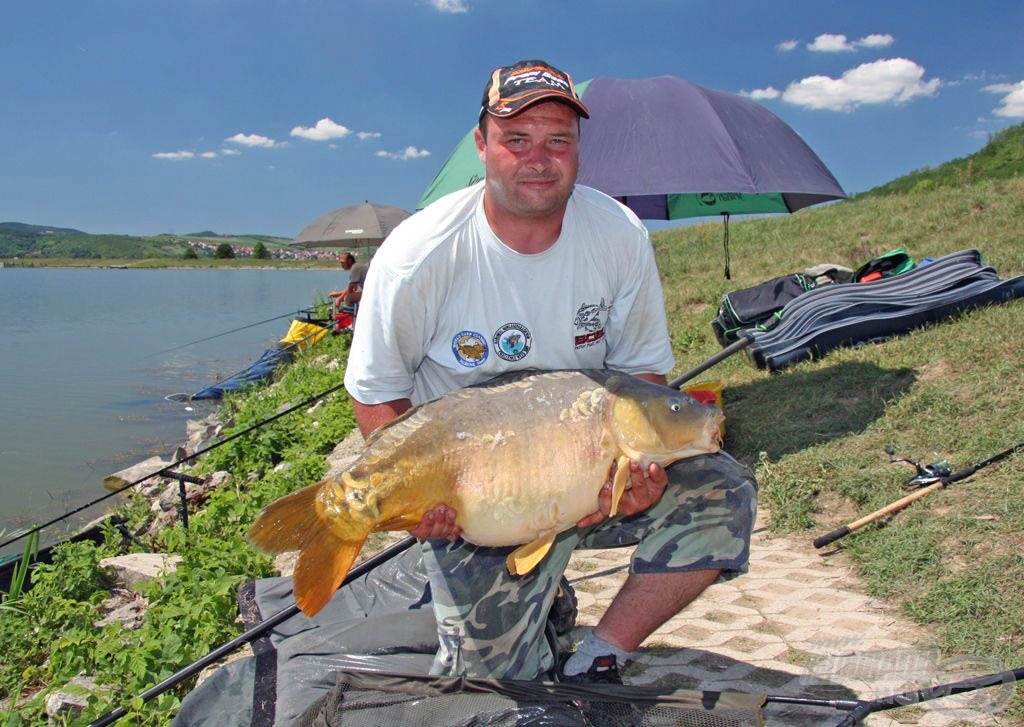 Kovács Pál a verseny legnagyobb halával, mely 14.880 g-ot nyomott