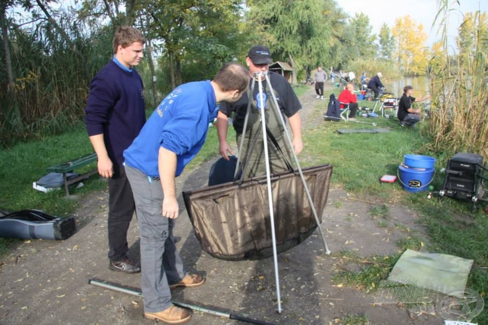 A versenyen folyamatosan zajlik a mérlegelés a halak épségének megőrzése érdekében